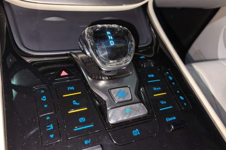 Used Denza D9 2024 DM-i 970 Luxury Model Gear Lever