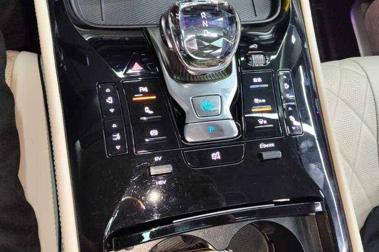 Used Denza D9 2024 DM-i 1050 Luxury Model Gear Lever