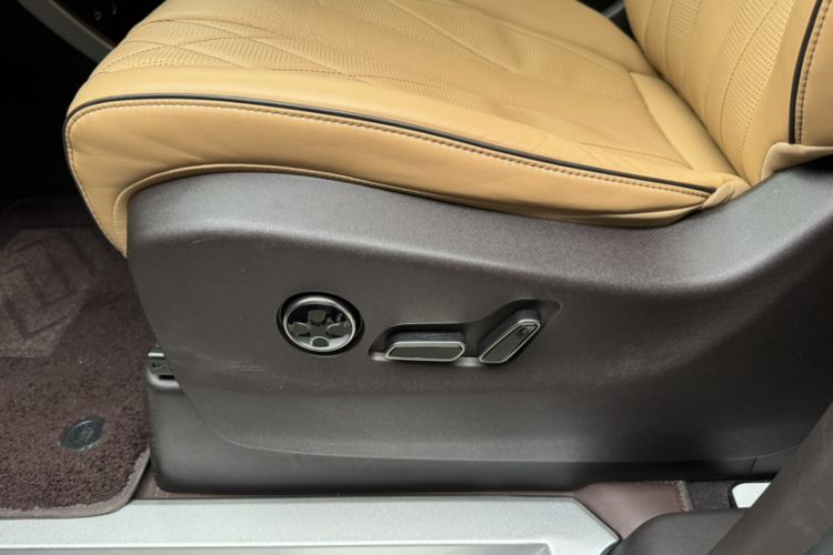 Used Denza D9 2024 DM-i 1050 Luxury Model Interior 1