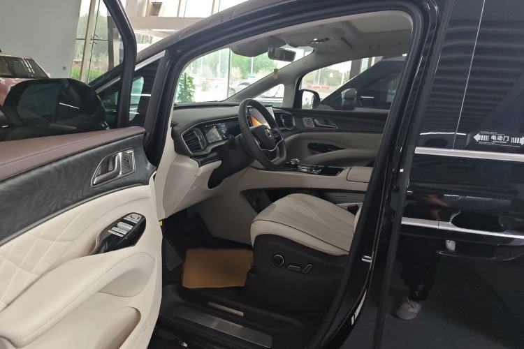 Used Denza D9 2024 DM-i 970 Luxury Model Interior 1