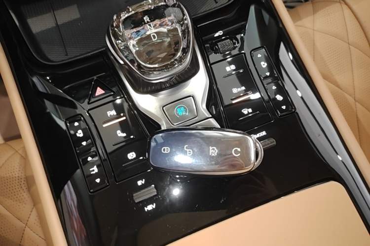 Used Denza D9 2024 DM-i 1050 Luxury Model Interior 1
