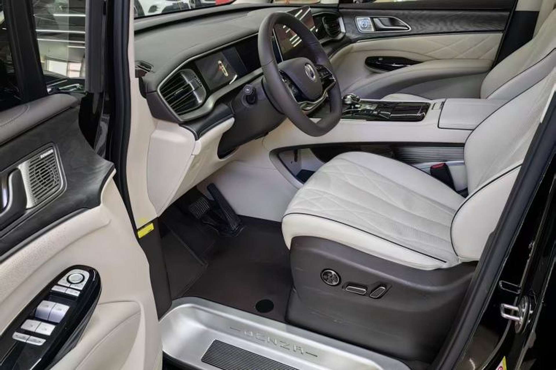 Used Denza D9 2024 DM-i 1050 Luxury Model Interior 1