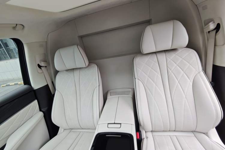 Used Denza D9 2024 PIONEER Four-Seat Pioneer Edition Interior 11