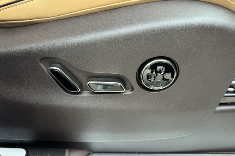 Used Denza D9 2024 DM-i 1050 Luxury Model Interior 11