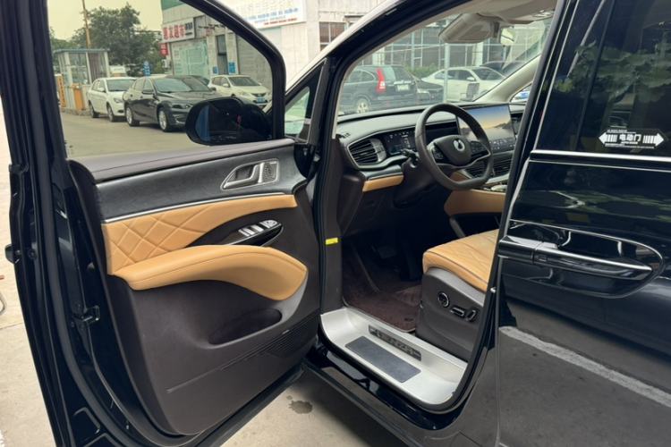 Used Denza D9 2024 DM-i 1050 Luxury Model Interior 12