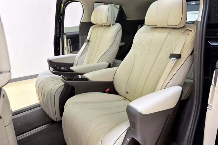 Used Denza D9 2024 DM-i 1050 Luxury Model Interior 2