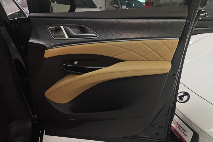 Used Denza D9 2024 DM-i 1050 Luxury Model Interior 2