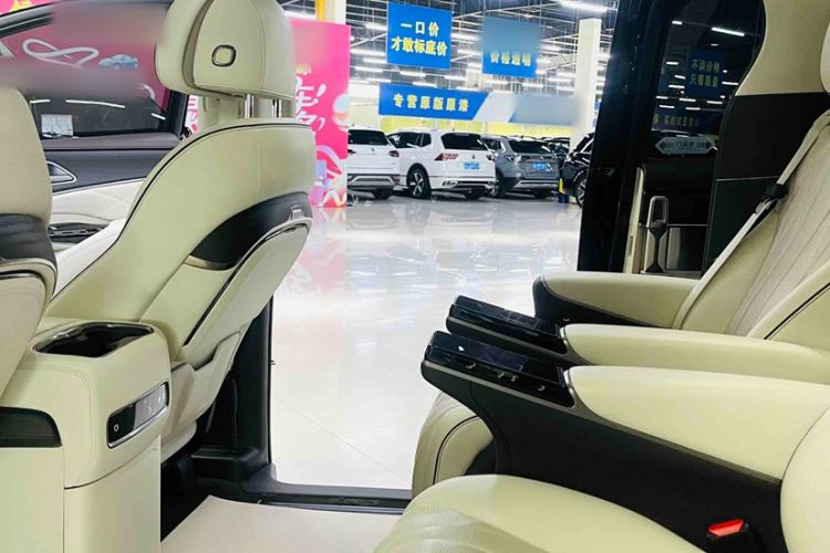 Used Denza D9 2024 DM-i 980 Four-Wheel Drive Prestige Model Interior 2