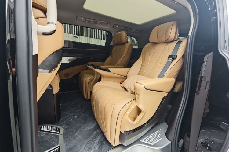 Used Denza D9 2024 DM-i 980 Four-Wheel Drive Prestige Model Interior 2