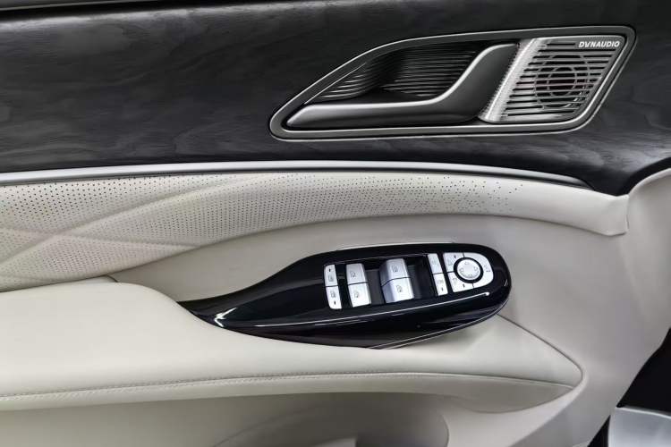 Used Denza D9 2024 DM-i 1050 Luxury Model Interior 2