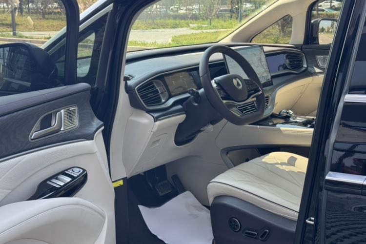 Used Denza D9 2024 DM-i 970 Luxury Model Interior 3