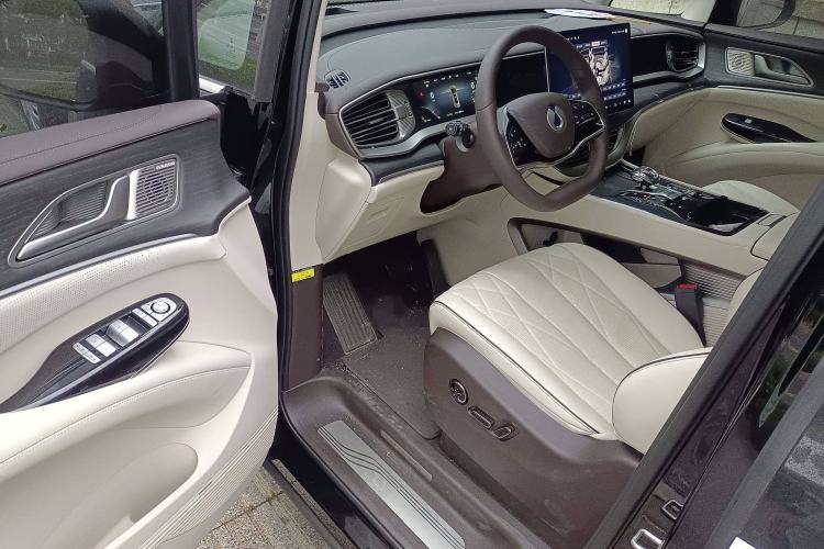 Used Denza D9 2024 DM-i 980 Four-Wheel Drive Prestige Model Interior 3