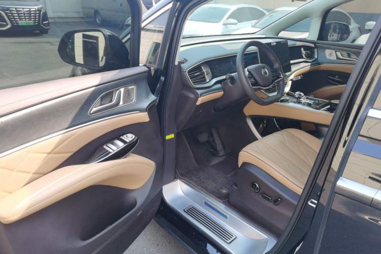 Used Denza D9 2024 DM-i 1050 Luxury Model Interior 3