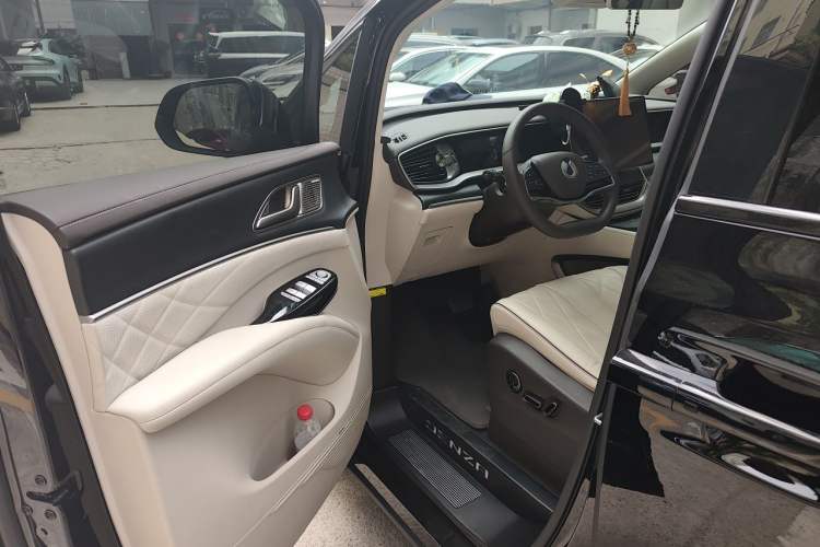 Used Denza D9 2024 DM-i 980 Four-Wheel Drive Flagship Model Interior 3