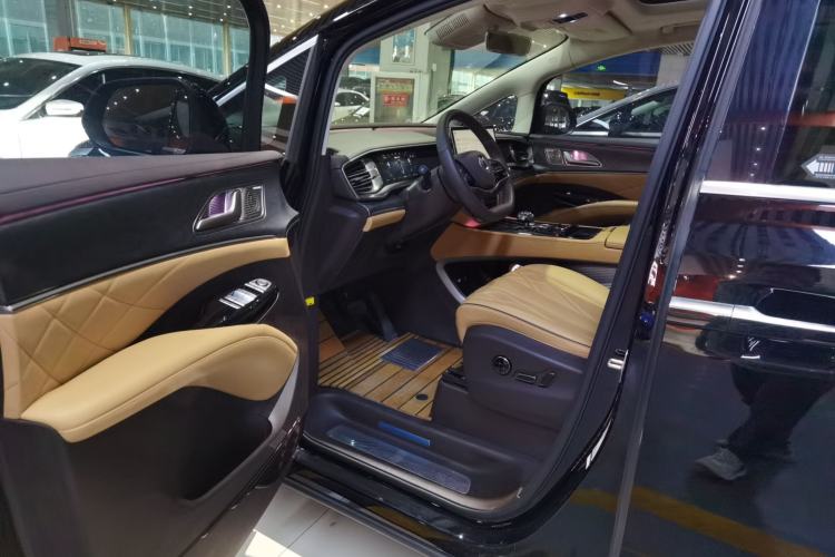 Used Denza D9 2024 DM-i 970 Luxury Model Interior 3