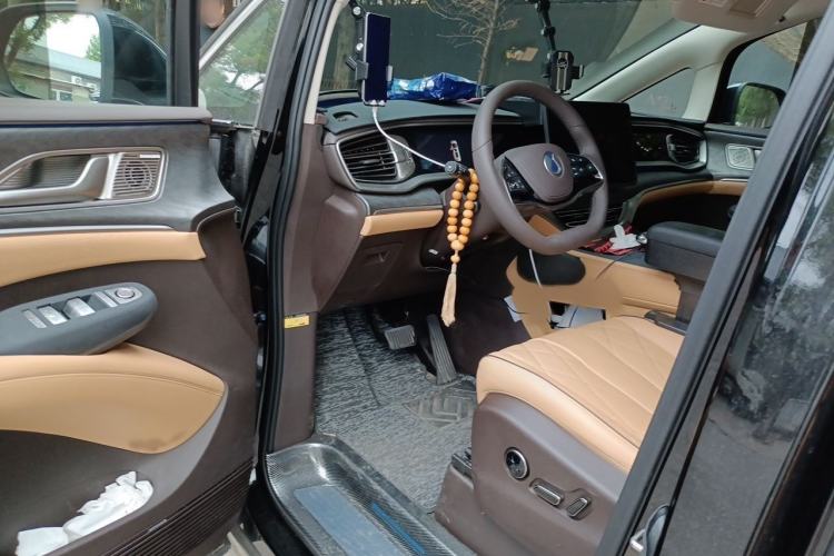 Used Denza D9 2024 EV 600 Four-Wheel Drive Prestige Model Interior 3