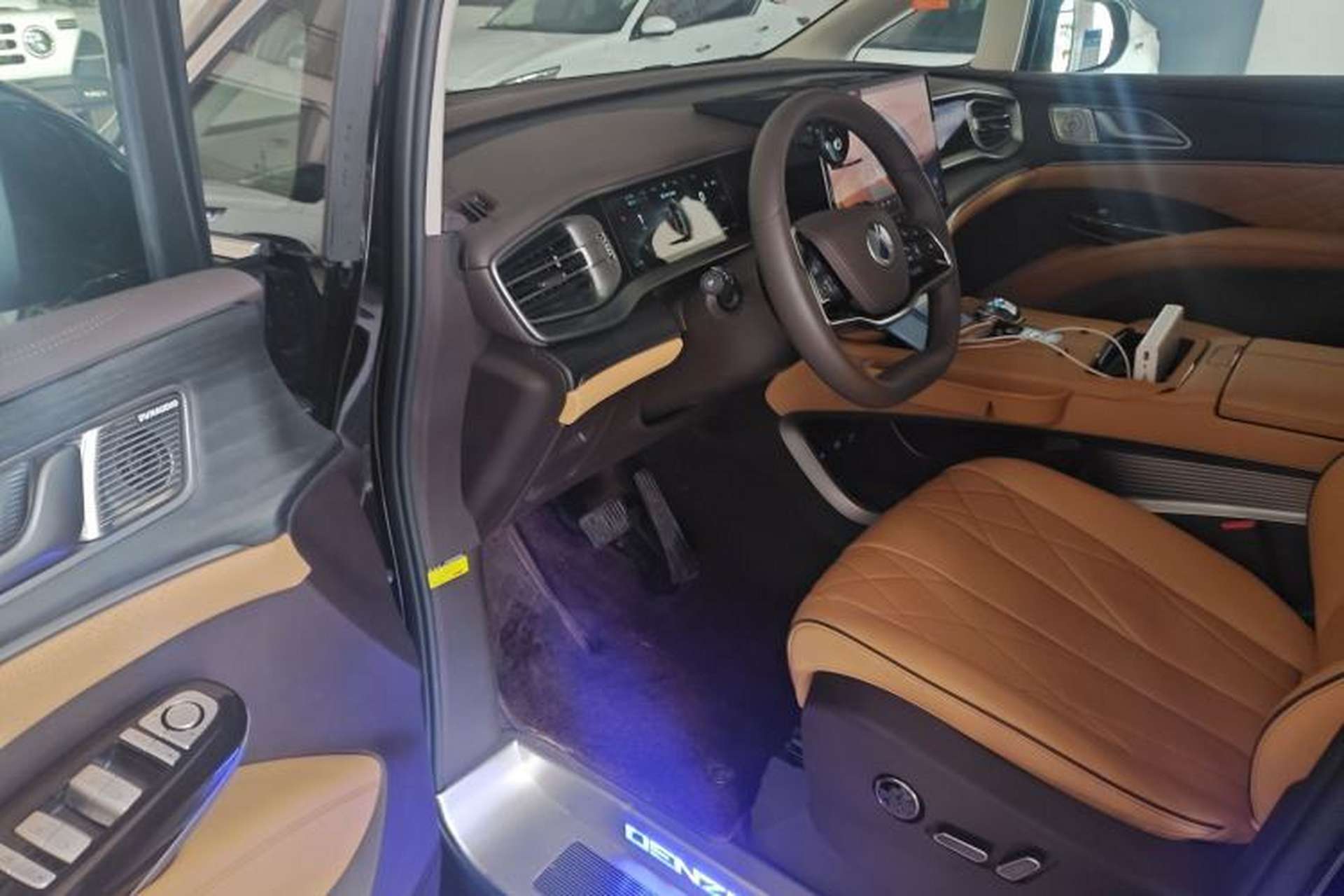 Used Denza D9 2024 DM-i 980 Four-Wheel Drive Prestige Model Interior 3