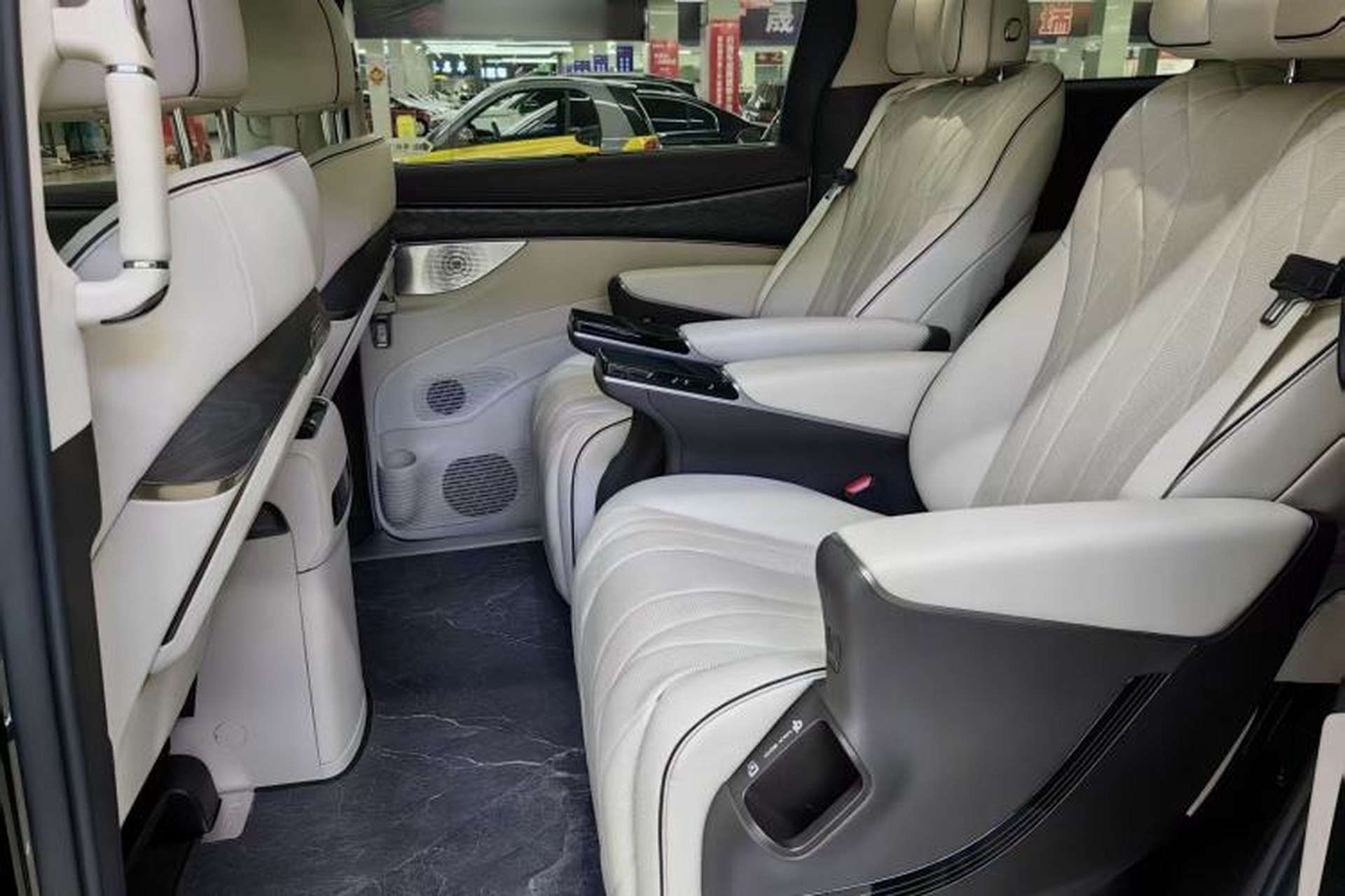 Used Denza D9 2024 DM-i 1050 Luxury Model Interior 3