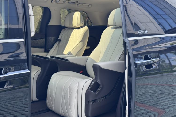 Used Denza D9 2024 DM-i 970 Luxury Model Interior 4