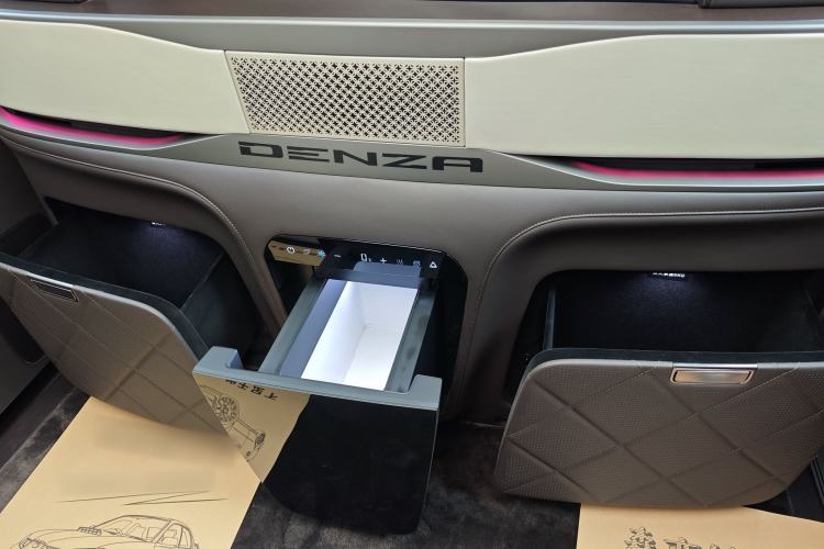 Used Denza D9 2024 PIONEER Four-Seat Pioneer Edition Interior 4
