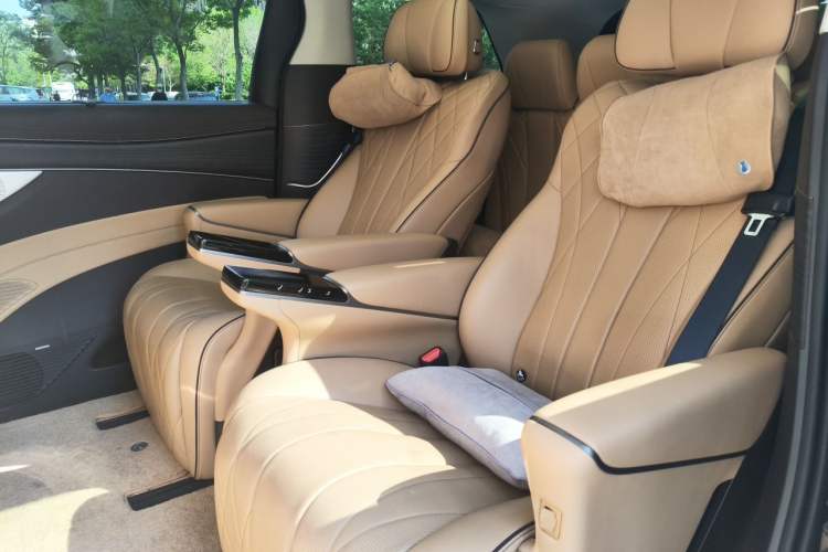 Used Denza D9 2024 DM-i 980 Four-Wheel Drive Prestige Model Interior 4