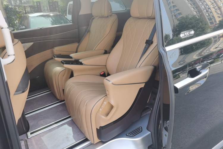 Used Denza D9 2024 DM-i 1050 Luxury Model Interior 4