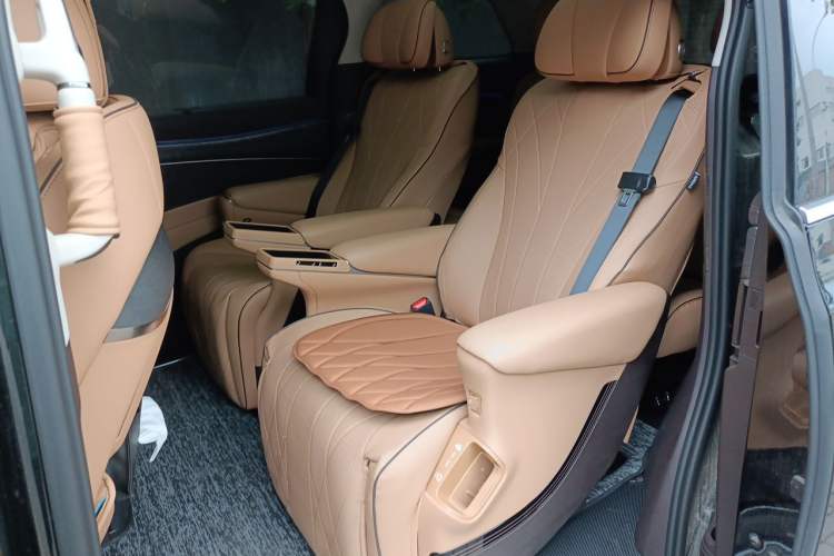 Used Denza D9 2024 EV 600 Four-Wheel Drive Prestige Model Interior 4