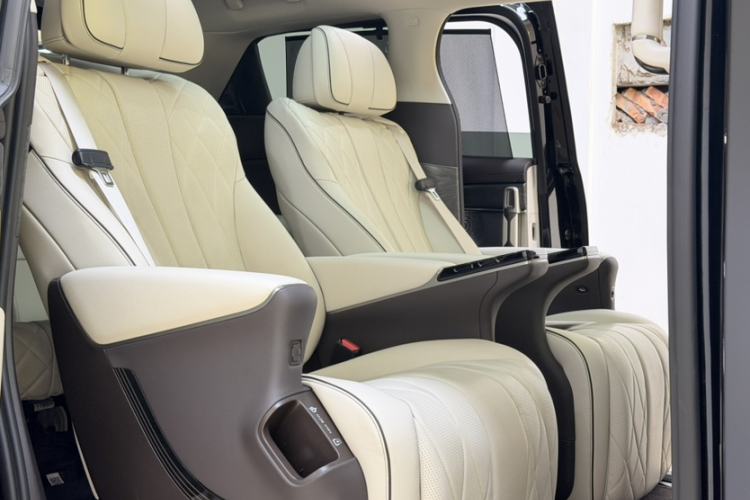 Used Denza D9 2024 DM-i 1050 Luxury Model Interior 4