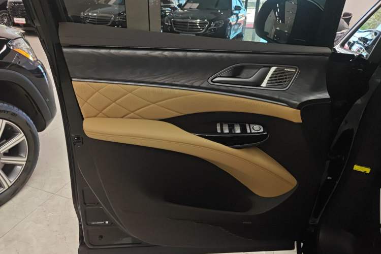 Used Denza D9 2024 DM-i 1050 Luxury Model Interior 4