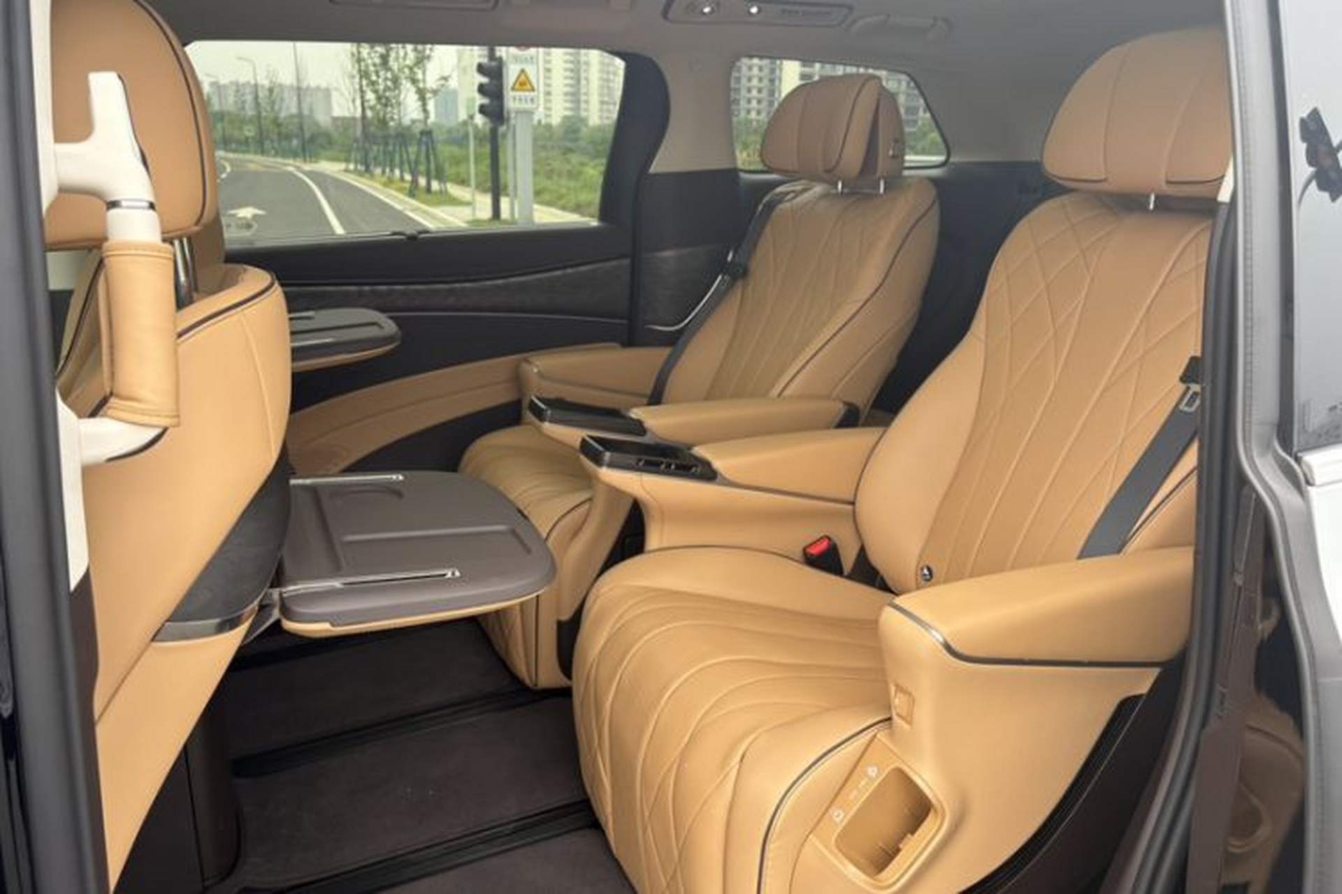 Used Denza D9 2024 DM-i 1050 Luxury Model Interior 4