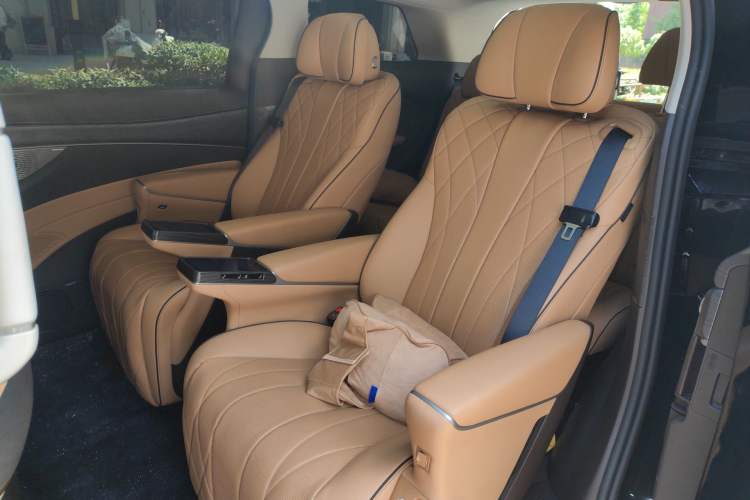 Used Denza D9 2024 EV 620 Premium Model Interior 4