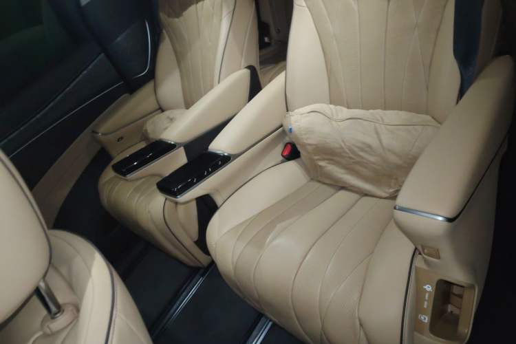 Used Denza D9 2024 DM-i 1050 Luxury Model Interior 4