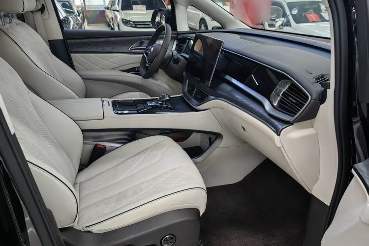 Used Denza D9 2024 DM-i 1050 Luxury Model Interior 4
