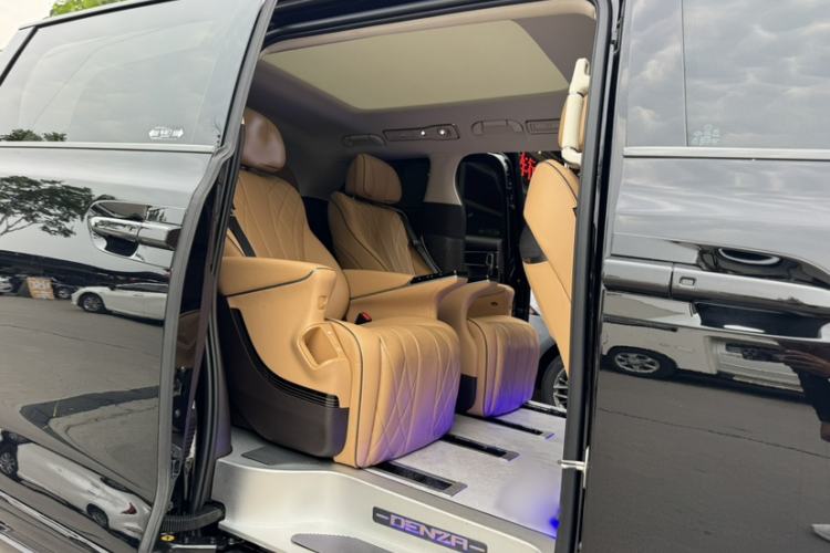 Used Denza D9 2024 DM-i 1050 Luxury Model Interior 5