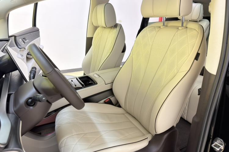 Used Denza D9 2024 DM-i 1050 Luxury Model Interior 5