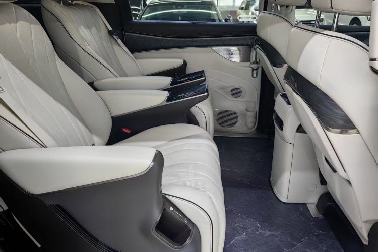 Used Denza D9 2024 DM-i 1050 Luxury Model Interior 5