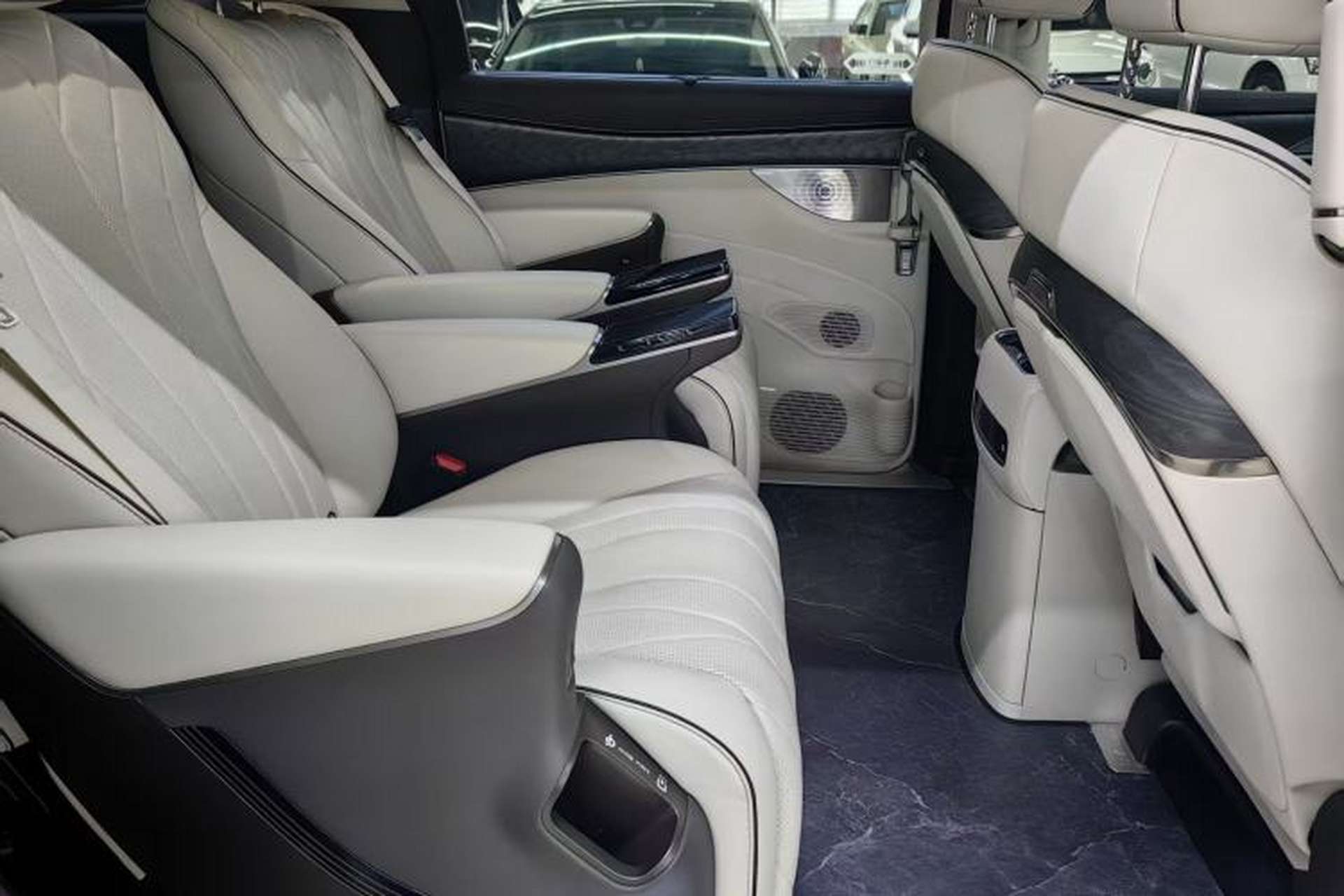 Used Denza D9 2024 DM-i 1050 Luxury Model Interior 5