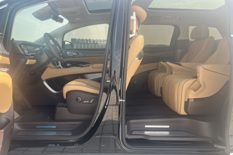 Used Denza D9 2024 EV 620 Premium Model Interior 6