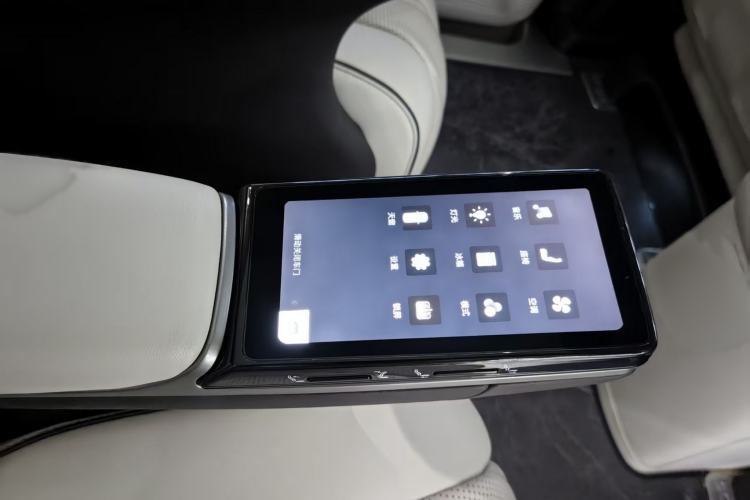 Used Denza D9 2024 DM-i 1050 Luxury Model Interior 6