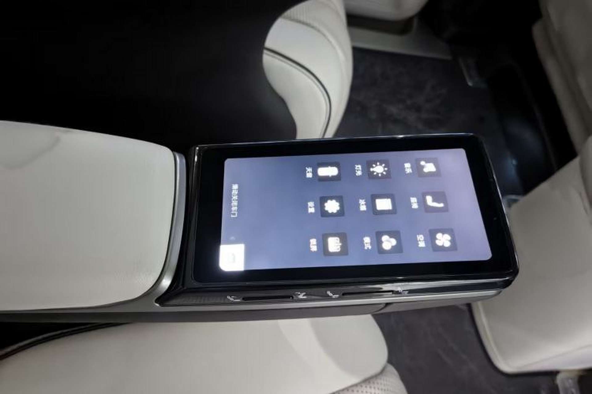 Used Denza D9 2024 DM-i 1050 Luxury Model Interior 6