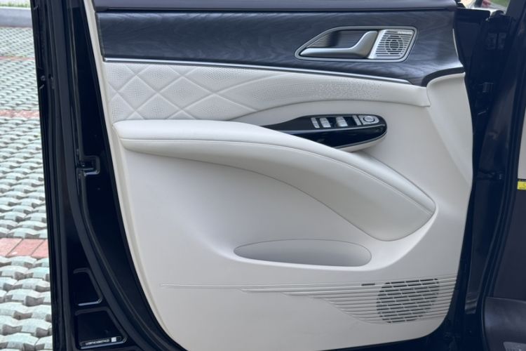 Used Denza D9 2024 DM-i 970 Luxury Model Interior 8