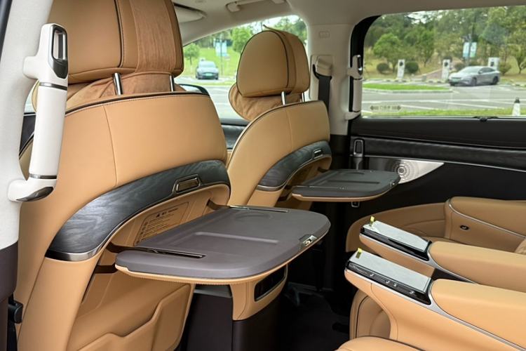 Used Denza D9 2024 EV 620 Premium Model Interior 9