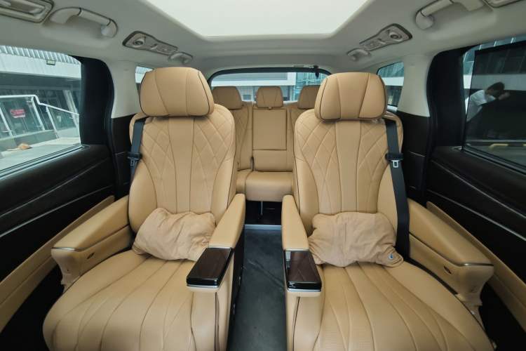 Used Denza D9 2024 DM-i 980 Four-Wheel Drive Prestige Model Interior 9