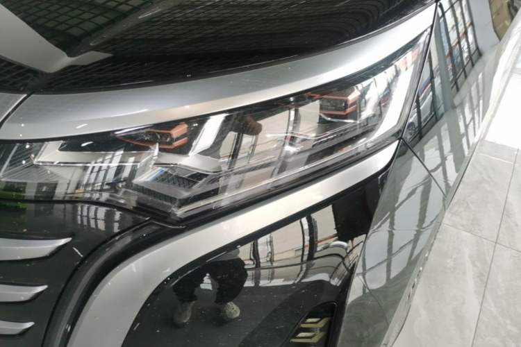 Used Denza D9 2024 DM-i 980 Four-Wheel Drive Flagship Model Left Front Headlight