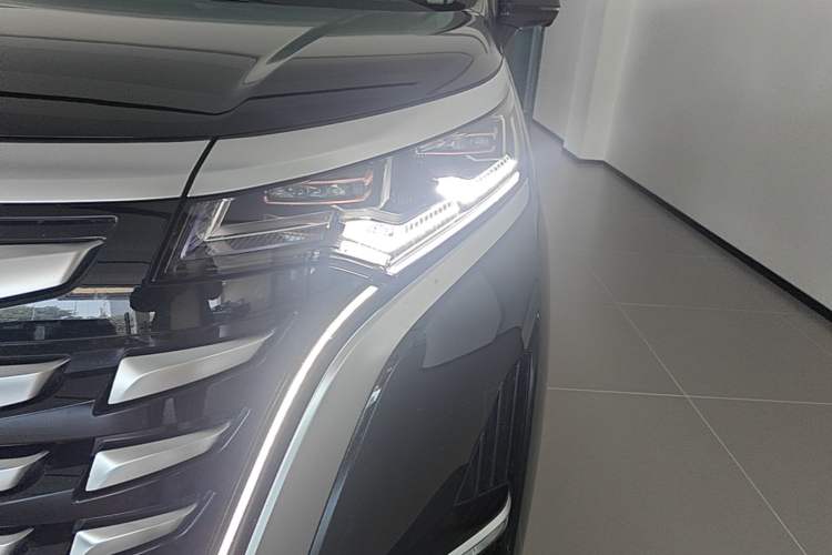Used Denza D9 2024 DM-i 980 Four-Wheel Drive Flagship Model Left Front Headlight
