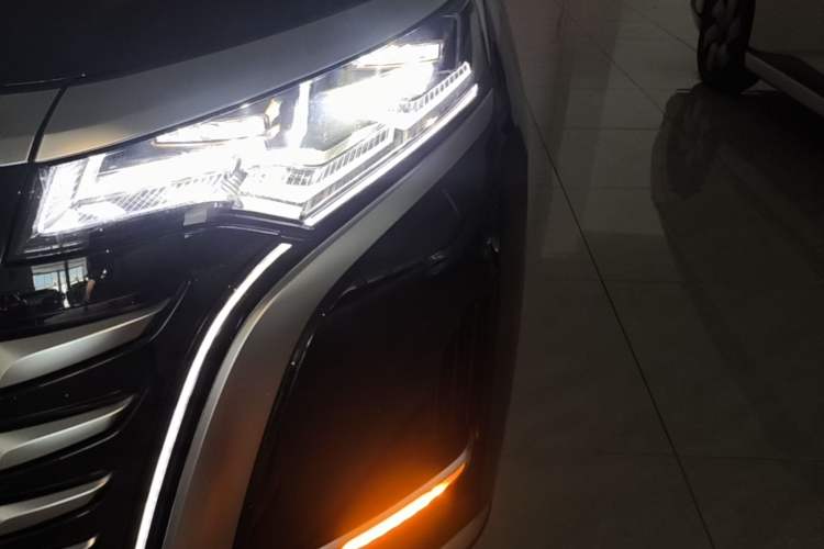 Used Denza D9 2024 DM-i 980 Four-Wheel Drive Prestige Model Left Front Headlight
