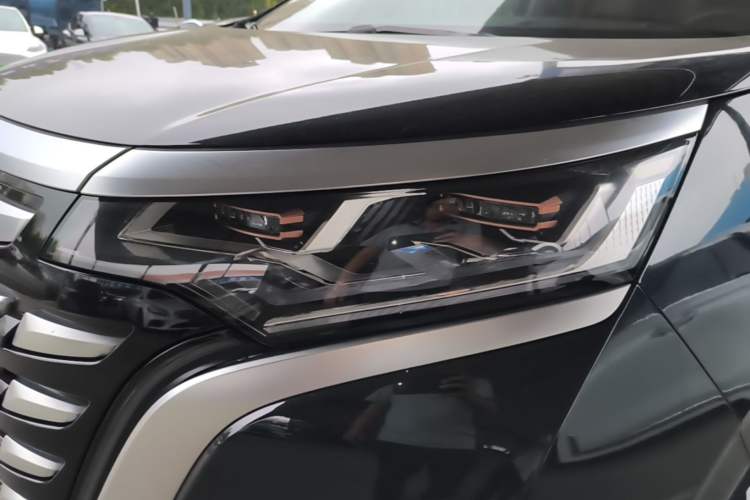 Used Denza D9 2024 DM-i 980 Four-Wheel Drive Prestige Model Left Front Headlight
