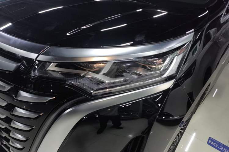 Used Denza D9 2024 DM-i 980 Four-Wheel Drive Prestige Model Left Front Headlight