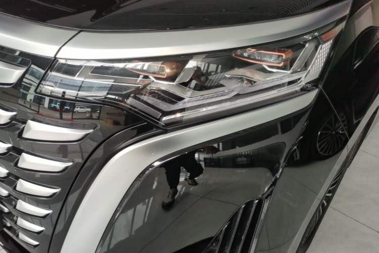 Used Denza D9 2024 DM-i 980 Four-Wheel Drive Prestige Model Left Front Headlight