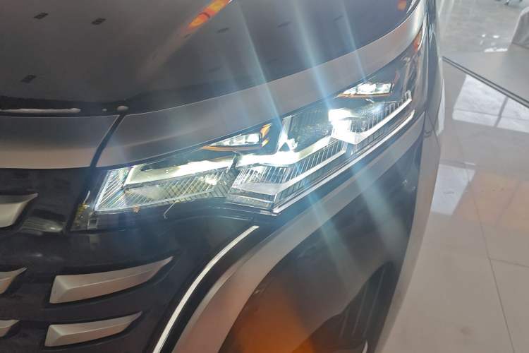 Used Denza D9 2024 DM-i 980 Four-Wheel Drive Prestige Model Left Front Headlight